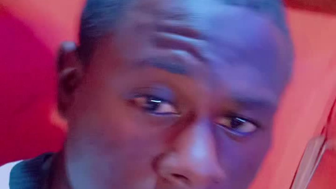 ⁣Am Trying to see my back-head  after babbing