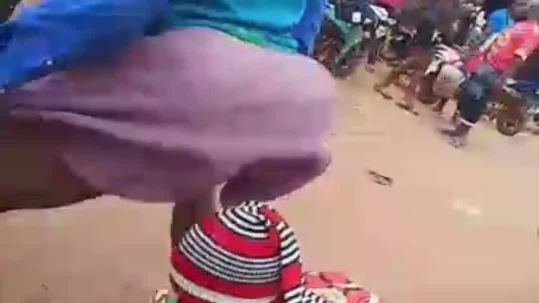 ⁣Market people laugh 😂😂