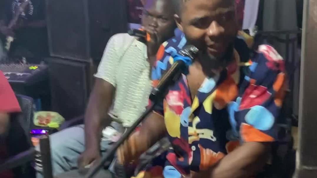 Music 🎵 time he can sing 🎤 ooo