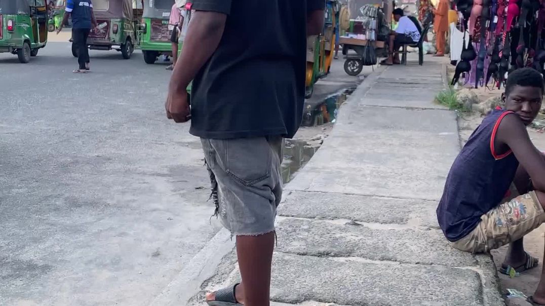 The phone have a very serious leg.😂