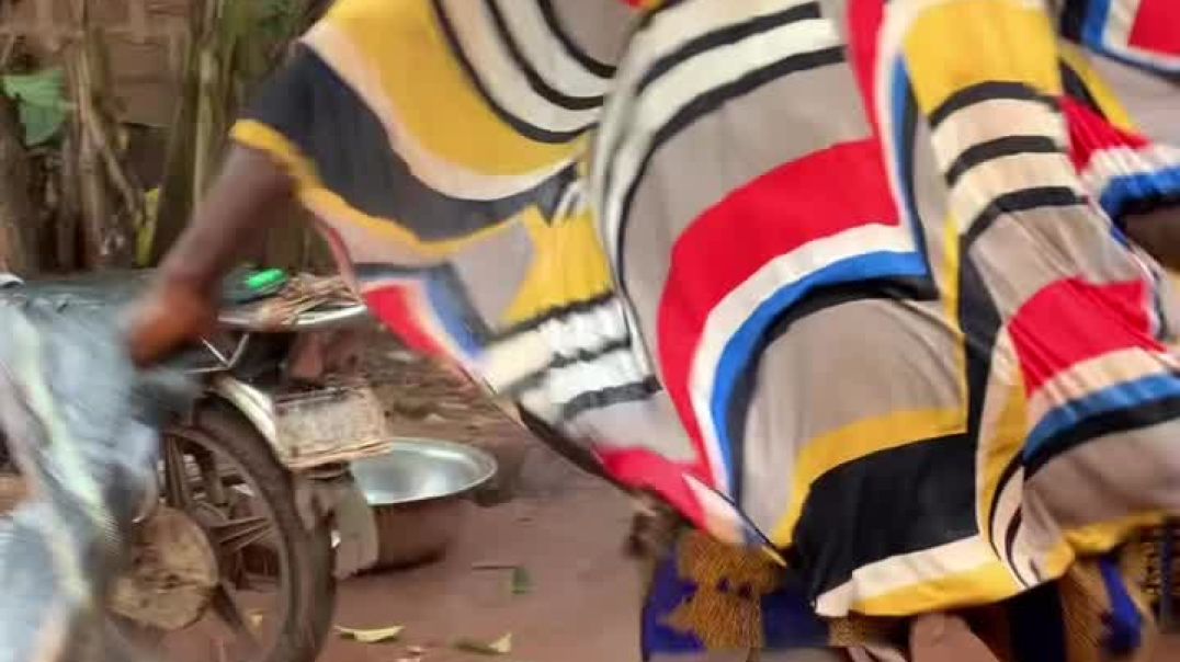 She poured the beggar hot 🥵 💦 water